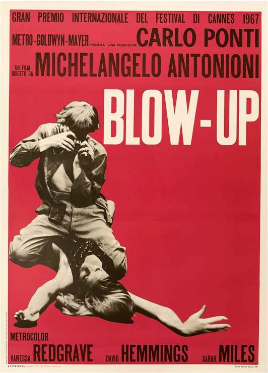 Affiche du film de 1966 "Exploser." Tomas le photographe se tient au-dessus du mannequin Verushka en train de prendre sa photo à main levée
