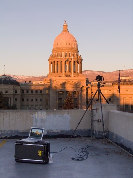 La configuration avec un appareil photo sur un trépied photographiant le bâtiment du Capitole de l'État de l'Idaho.