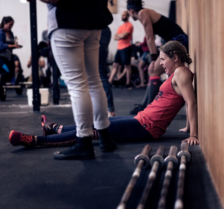 Athlète CrossFit souffrant, photo prise avec un objectif principal 50 mm